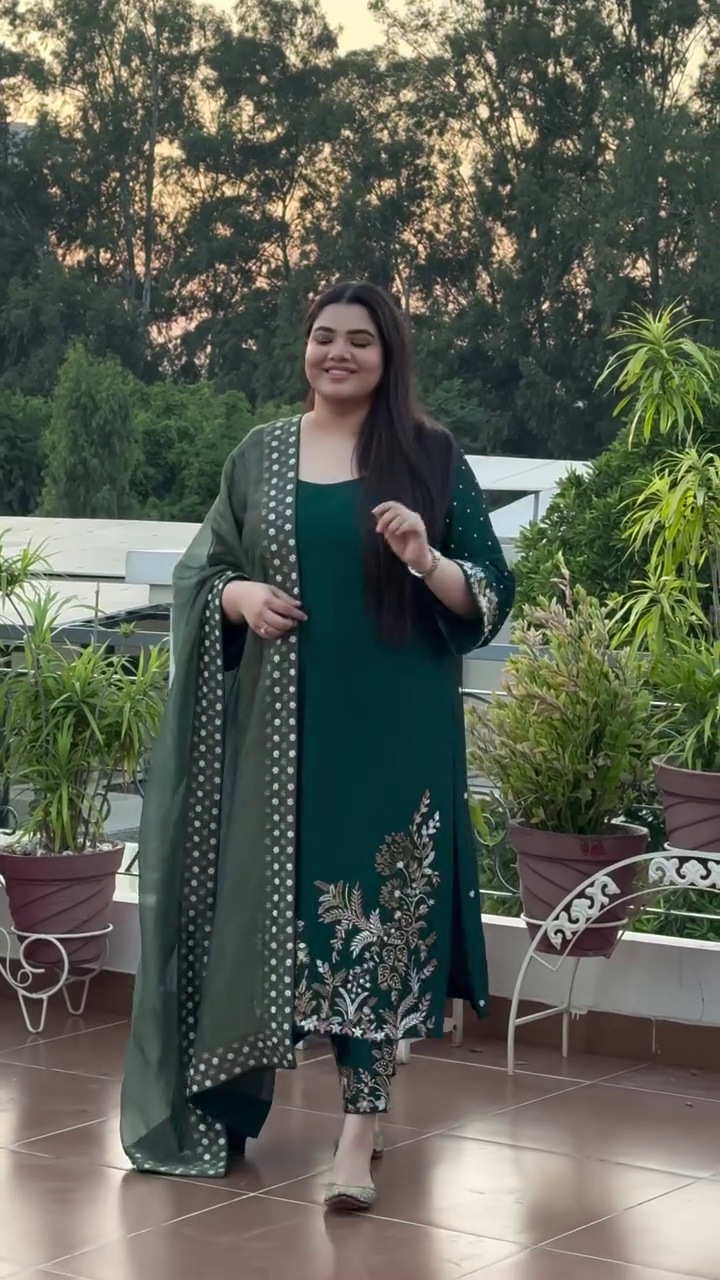 Exquisite Hand Embroidery Punjabi Suit – A Traditional Masterpiece for Every Special Occasion - Image 3