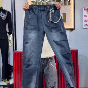 🔥 Urban Streetwear Cargo Jeans – Relaxed Fit with Chain Detail 😎👖