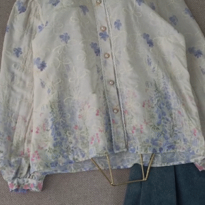 🤍 Classic & Crisp: Women’s White Long-Sleeved Button-Up Shirt ✨