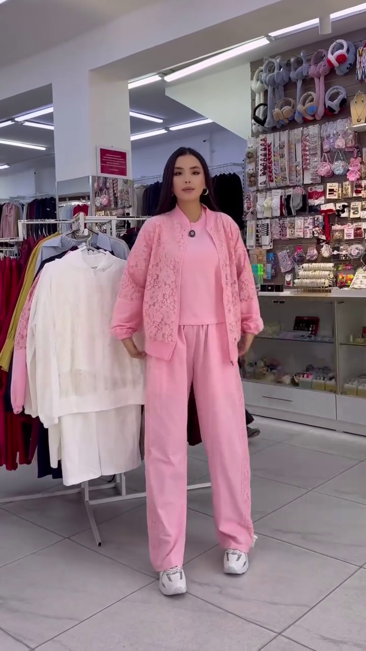πΈ Cozy Meets Chic: The Elegance of a Pink Loungewear Set with Lace-Detail Jacket